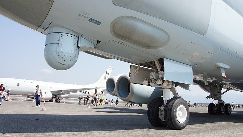 P-1 sở hữu hệ thống điện tử hàng không được cho là không kém gì P-3 Orion, chỉ có điều nó chưa trải qua thực chiến vì còn quá mới. Máy bay trang bị radar mạng pha chủ động của Toshiba, sonar định vị NEC, hệ thống chỉ huy tác chiến chống ngầm của Shinko Electric, hệ thống đối phó điện tử của Mitsubishi... Nguồn ảnh: Wikipedia