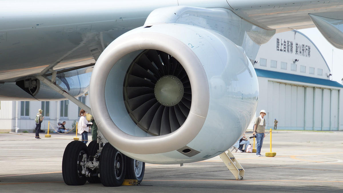 Cận cảnh một trong 4 động cơ F7 Turpofan trang bị cho "sát thủ săn ngầm" P-1 có kích thước dài 38m, sải cánh 35,4m, cao 12,1m, trọng lượng cất cánh tối đa 79,7 tấn. Máy bay có tốc độ tối đa 996km/h, tốc độ hành trình 833km/h. Nguồn ảnh: Wikipedia