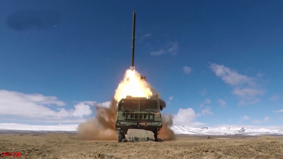 Đáng chú ý, loại đạn rocket này trang bị hệ thống dẫn đường thông minh (chưa rõ là dùng định vị vệ tinh hay laser) cho phép tấn công chính xác 100% mục tiêu, giảm đáng kể độ tản mát – điểm yếu cố hữu của pháo phản lực. Nguồn trên ảnh