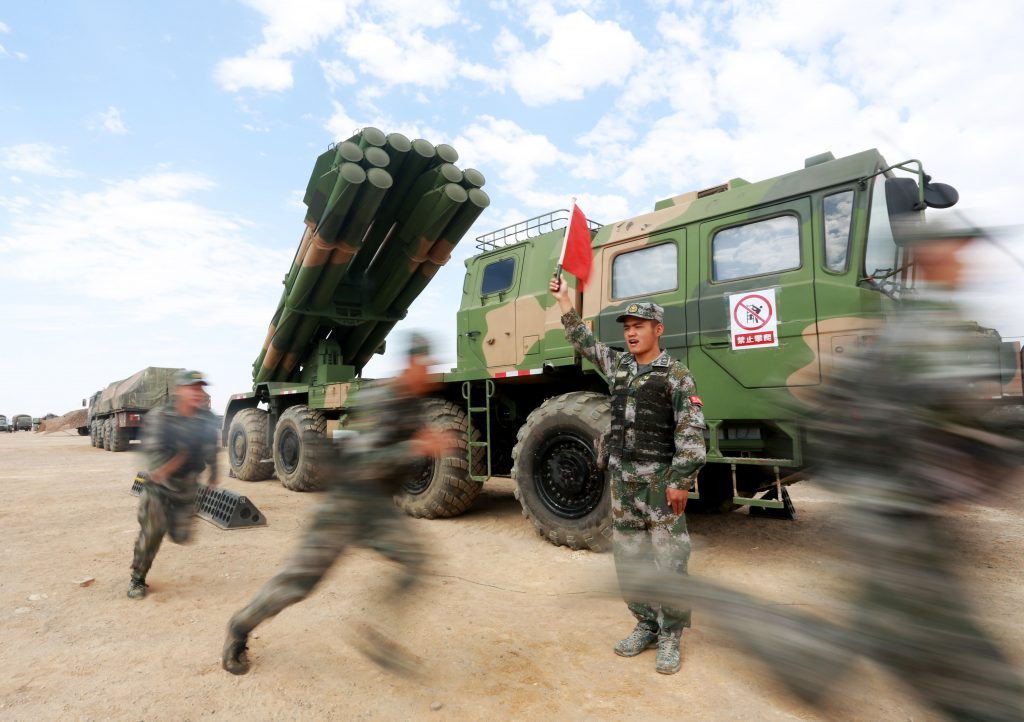 Mặc dù dùng khung gầm khác nhau nhưng bệ phóng của pháo phản lực PHL-03 so với BM-30 Smerch giống nhau như "anh em sinh đôi" với 12 ống phóng cỡ 300mm. Nguồn ảnh: Military-Today