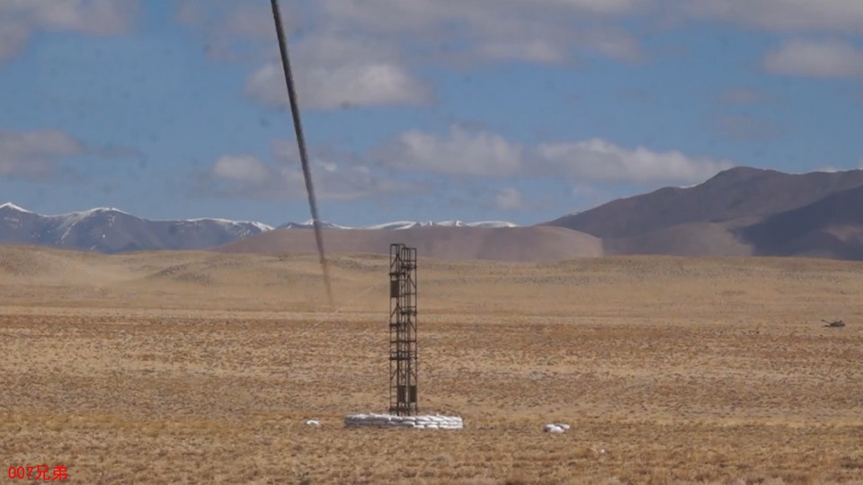 Trong ảnh, khoảnh khắc viên đạn đang lao vào mục tiêu trên mặt đất, có thể thấy sai số chỉ trong khoảng vài mét, không đáng kể. Nguồn trên ảnh