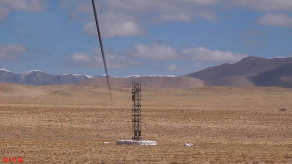 Trong ảnh, khoảnh khắc viên đạn đang lao vào mục tiêu trên mặt đất, có thể thấy sai số chỉ trong khoảng vài mét, không đáng kể. Nguồn trên ảnh