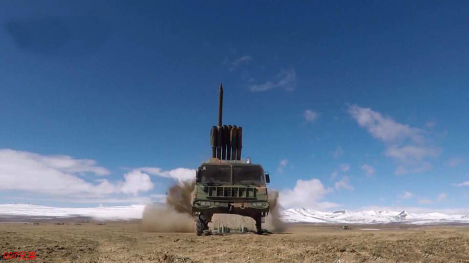 Mạng quân sự Trung Quốc mới đây đăng loạt ảnh nước này bắn thử nghiệm đạn rocket 300mm thế hệ mới hệ thống pháo phản lực phóng loạt PHL-03. Nguồn trên ảnh