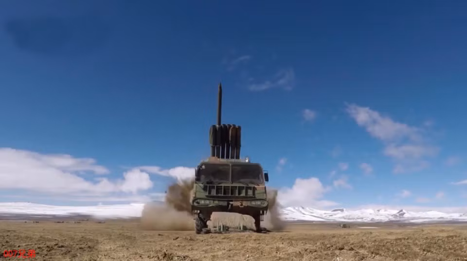 Mạng quân sự Trung Quốc mới đây đăng loạt ảnh nước này bắn thử nghiệm đạn rocket 300mm thế hệ mới hệ thống pháo phản lực phóng loạt PHL-03. Nguồn trên ảnh