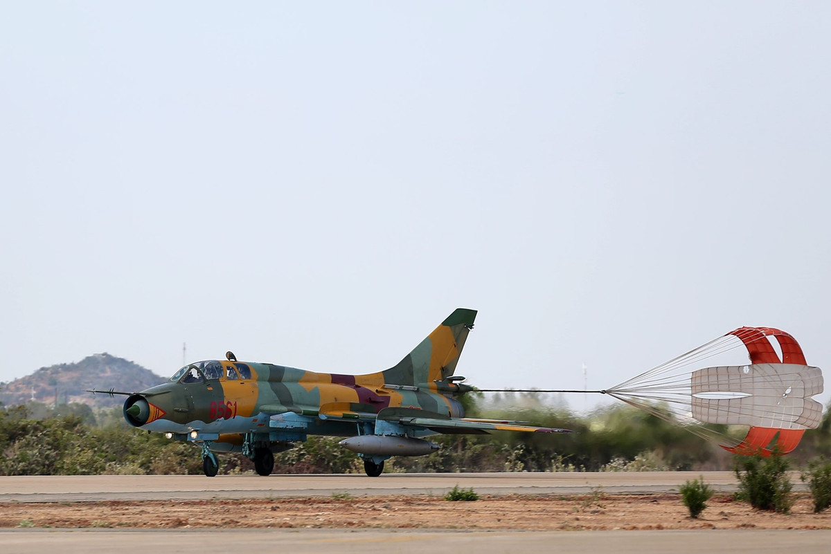 Trong số đó, ngoài Su-22M4 hiện đại hơn cả, ta vẫn còn sử dụng một số lượng nhỏ phiên bản huấn luyện 2 chỗ ngồi Su-22UM3K. Ảnh: PK-KQ