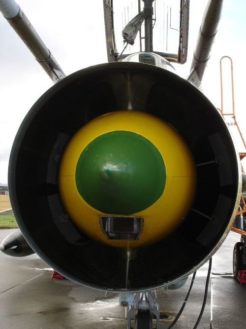 Ví dụ như việc nó tích hợp hệ thống chỉ thị mục tiêu bằng laser Klyon-PS (đặt ở dưới chóp nón mũi) với khả năng đo xa và chỉ thị mục tiêu bằng laser; trang bị anten cảnh báo bị radar khóa bắn SPO-15 Beryoza-L; kính ngắm ASP-17B. Ảnh: Airliners.net