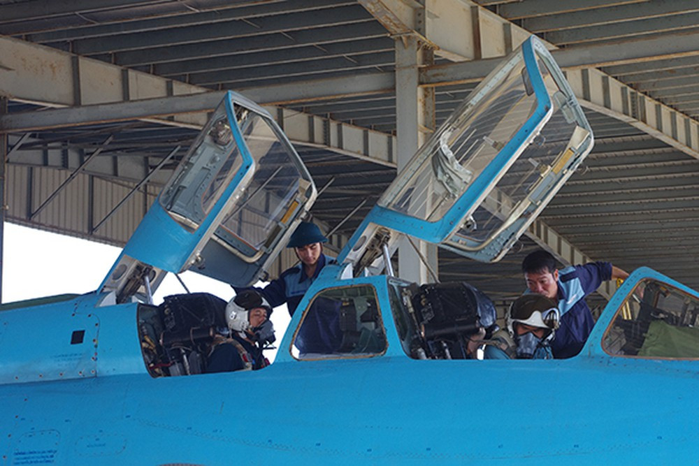 Su-22UM3 được thiết kế với 2 cabin – một cho học viên và một cho giảng viên. Máy bay thực hiện nhiệm vụ huấn luyện chuyển loại cho các phi công và bên cạnh đó, khi cần chúng hoàn toàn có khả năng đảm nhiệm vai trò chiến đấu. Ảnh: PK-KQ