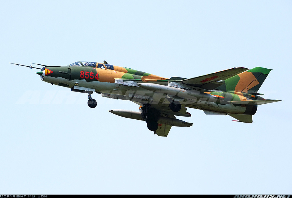 Các loại vũ khí mà Su-22UM3K có thể mang gồm: pháo thùng SPPU-22; rocket S-24/25 hoặc S-5; tên lửa không đối đất Kh-25MR (dẫn đường vô tuyến) hoặc Kh-25ML (dẫn đường laser); bom chùm KMGU-2; pod dẫn đường DELTA NM và tên lửa không đối không tầm nhiệt R-60. Ảnh: Airliners.net