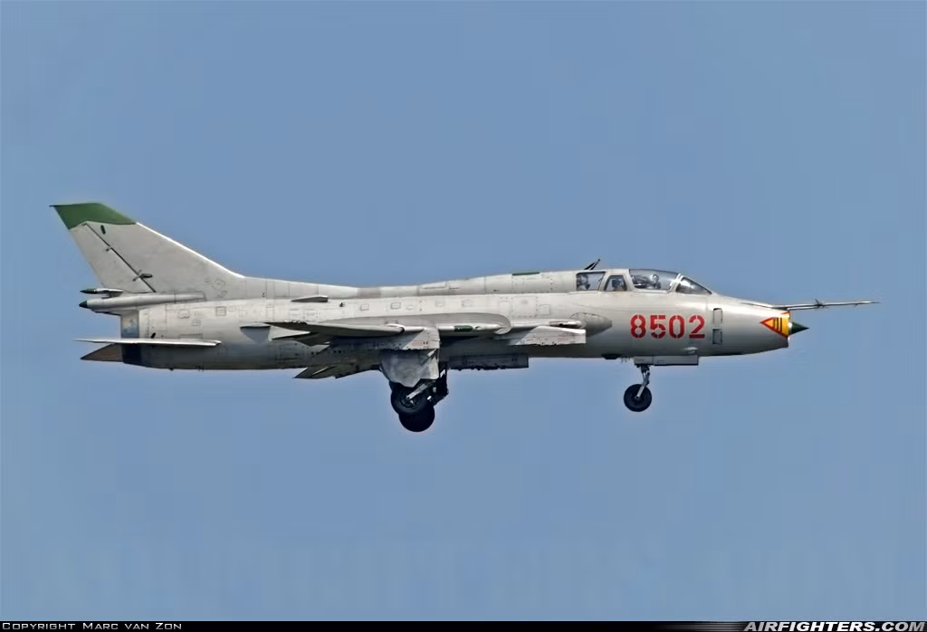 Có một điều đặc biệt là ngoài Su-22UM3K, Việt Nam còn sở hữu số lượng rất ít phiên bản Su-22UM3 với sự khác biệt là trang bị động cơ turbojet R29BS-300. Ảnh: Airfighter