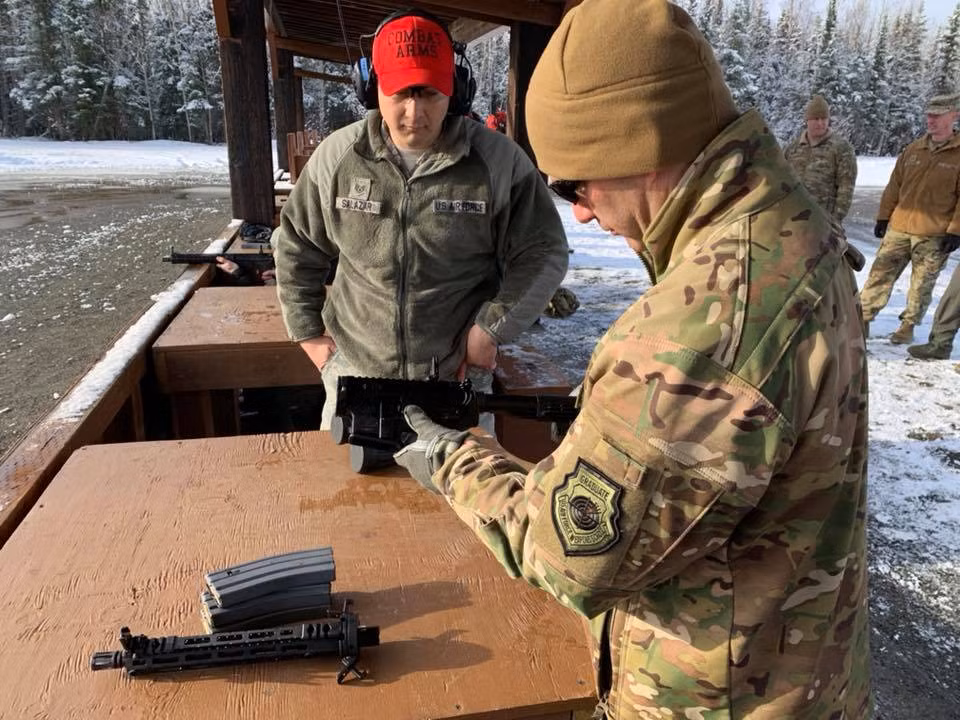 Đa phần, phi công máy bay chiến đấu trên thế giới thường chỉ được trang bị các khẩu súng ngắn nhỏ gọn để chống trả đối phương nếu như nhảy dù vào vùng địch. Nguồn ảnh: dambiev