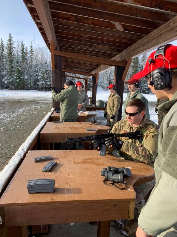 Dẫu vậy, hiện nay Mỹ đang dần thay đổi điều này trong bối cảnh ngày càng phức tạp hơn. Đã có không ít vụ phi công nhảy dù vào vùng địch ở khu vực Trung Đông bị sát hại, đối xử không theo luật tù binh chiến tranh. Nguồn ảnh: dambiev