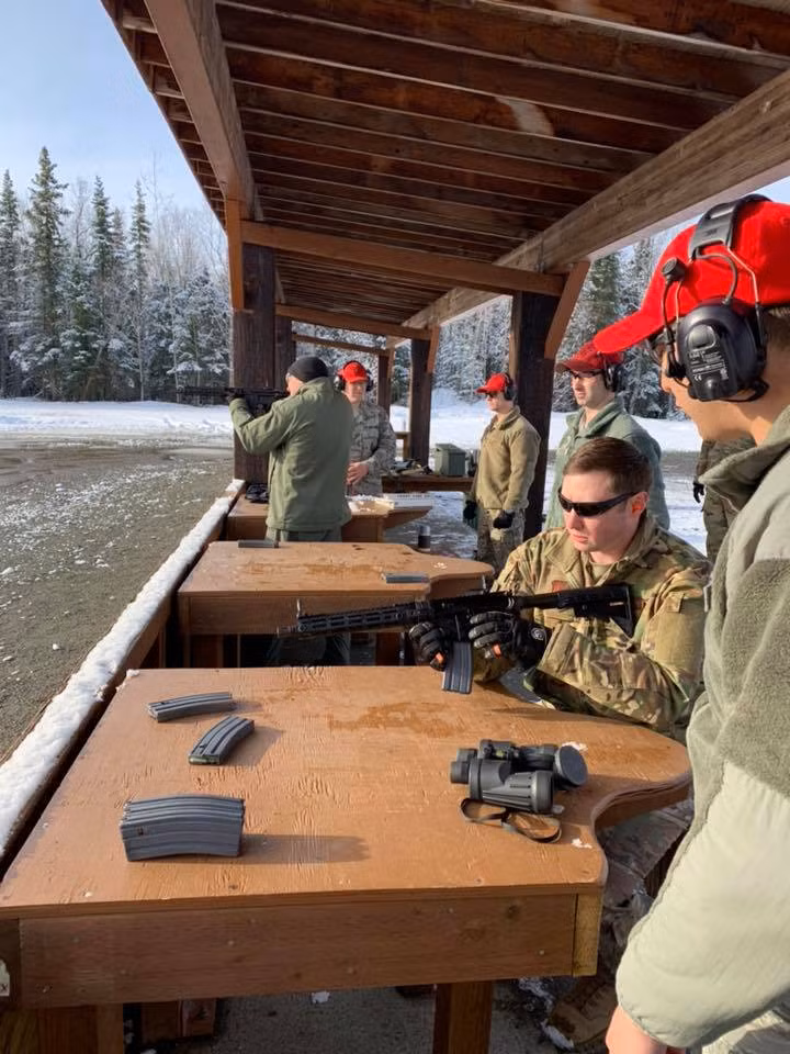 Dẫu vậy, hiện nay Mỹ đang dần thay đổi điều này trong bối cảnh ngày càng phức tạp hơn. Đã có không ít vụ phi công nhảy dù vào vùng địch ở khu vực Trung Đông bị sát hại, đối xử không theo luật tù binh chiến tranh. Nguồn ảnh: dambiev