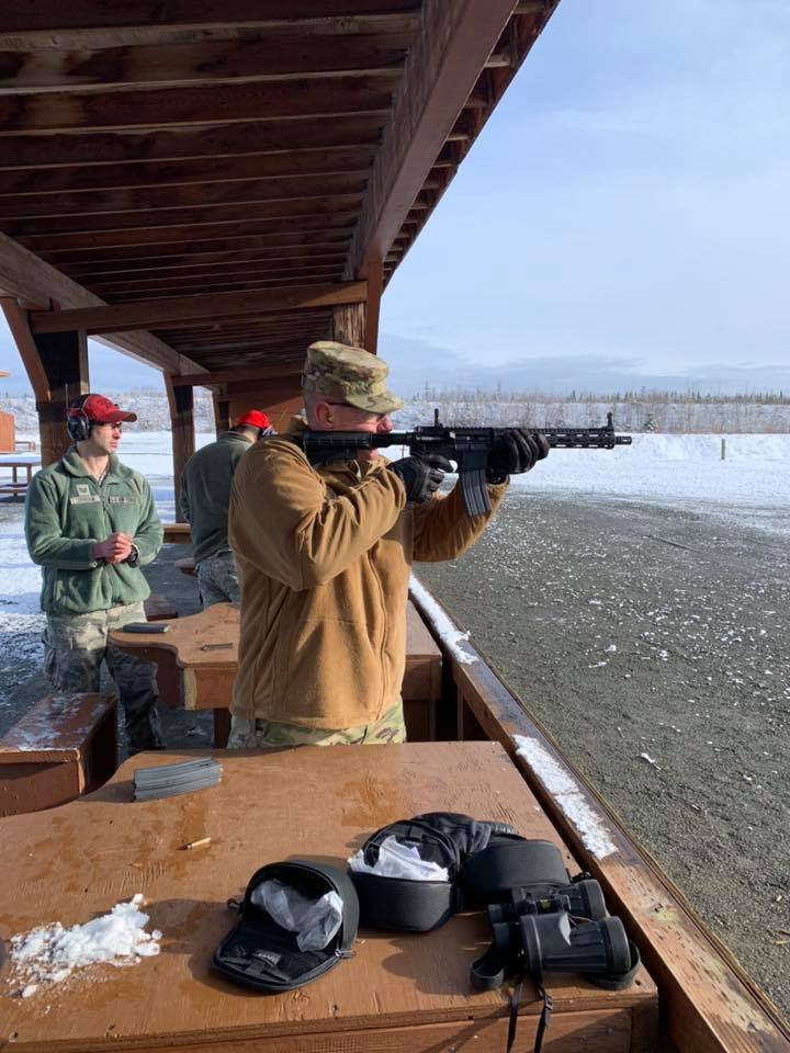 Nếu được thiết kế trên cơ sở M4, GAU-5A có lẽ vẫn dùng đạn 5,56x45mm, tốc độ bắn 700-800 phát/phút, tầm bắn hiệu quả ước chừng 400-500m. Nguồn ảnh: dambiev