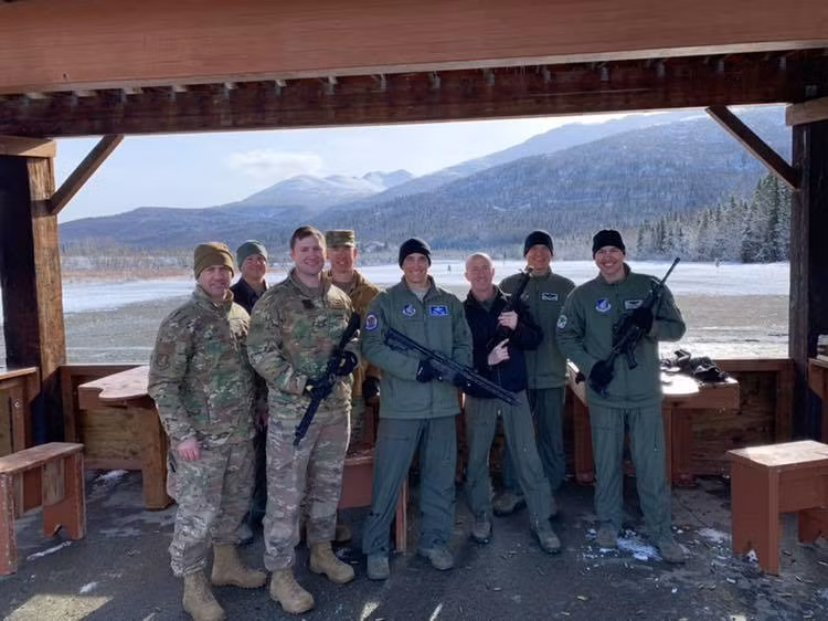 Mới đây tại căn cứ liên hợp Elmendorf-Richardson ở bang Alaska, phi công tiêm kích tàng hình F-22 của Liên đoàn 3, Không quân Mỹ đã được sử dụng thử khẩu súng carbine GAU-5A. Nguồn ảnh: dambiev