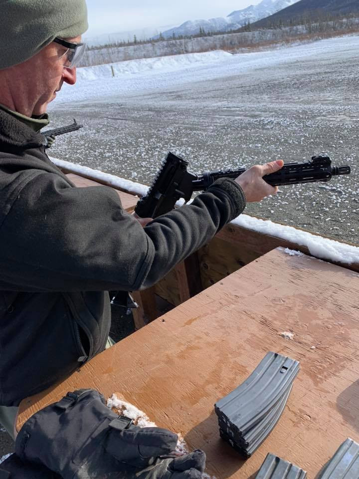 Tuy vậy, băng đạn của GAU-5A khá giống M4, cơ số đạn có thể là 20 hoặc 30 viên. Nguồn ảnh: dambiev