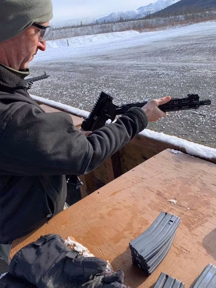 Tuy vậy, băng đạn của GAU-5A khá giống M4, cơ số đạn có thể là 20 hoặc 30 viên. Nguồn ảnh: dambiev