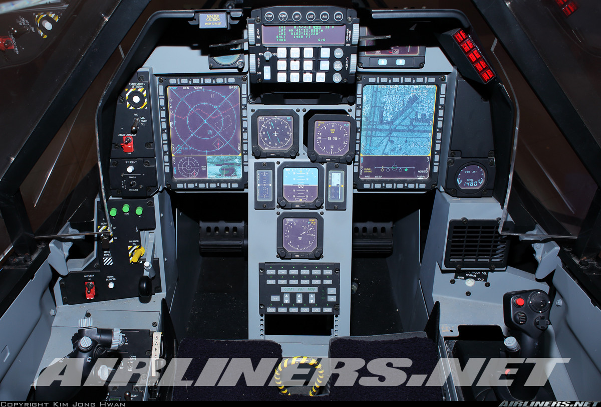 Dù là máy bay chiến đấu nội địa của Hàn Quốc, tuy nhiên nước này bắt buộc phải nhập một số thành phần bên ngoài như động cơ và nhất là radar cho FA-50. Hiện nay, hầu hết các mẫu FA-50 phục vụ xuất khẩu đều sử dụng hệ thống radar xung doppler ELM-2032 của Israel và động cơ F414 của Mỹ. Trong ảnh, mô hình bảng điều khiển cabin lái của FA-50, trông các thiết bị đều rất hiện đại, tương đương với máy bay thế hệ 4-5. Nguồn ảnh: Airliners.net