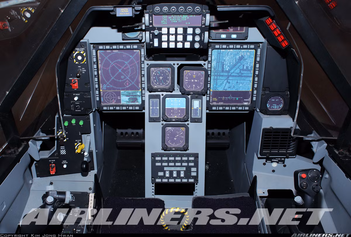 Dù là máy bay chiến đấu nội địa của Hàn Quốc, tuy nhiên nước này bắt buộc phải nhập một số thành phần bên ngoài như động cơ và nhất là radar cho FA-50. Hiện nay, hầu hết các mẫu FA-50 phục vụ xuất khẩu đều sử dụng hệ thống radar xung doppler ELM-2032 của Israel và động cơ F414 của Mỹ. Trong ảnh, mô hình bảng điều khiển cabin lái của FA-50, trông các thiết bị đều rất hiện đại, tương đương với máy bay thế hệ 4-5. Nguồn ảnh: Airliners.net
