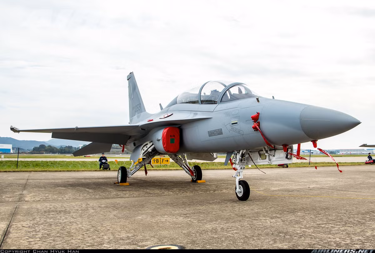 Theo một sĩ quan cao cấp của FAA, ước tính thỏa thuận ban đầu sẽ là 10 máy bay, hợp đồng sẽ ký kết chính thức trong tương lai gần và việc giao hàng gần như bắt đầu ngay sau đó. Các máy bay FA-50 sẽ thay thế cho dòng tiêm kích Mirage III và Mirage V đã nghỉ hưu vào cuối năm 2015. Nguồn ảnh: Airliners.net