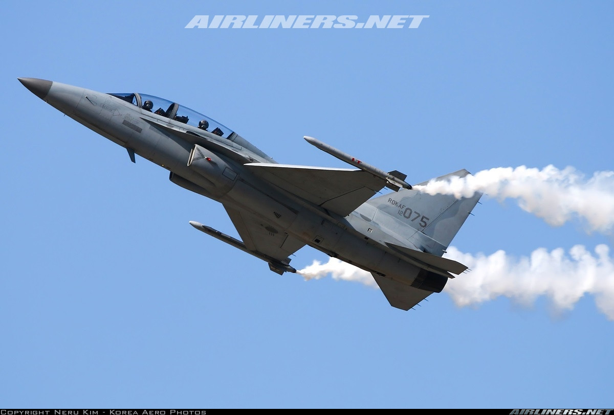 FA-50 là phiên bản máy bay chiến đấu hai chỗ ngồi được phát triển trên cơ sở dòng máy bay huấn luyện chiến đấu đa năng T-50 "Đại bàng vàng" do Tập đoàn Công nghiệp hàng không không gian Hàn Quốc (KAI) phát triển dựa theo việc cải tiến thiết kế F-16 của Mỹ. Đơn giá một chiếc FA-50 rơi vào khoảng 30 triệu USD chưa bao gồm vũ khí. Nguồn ảnh: Airliners.net