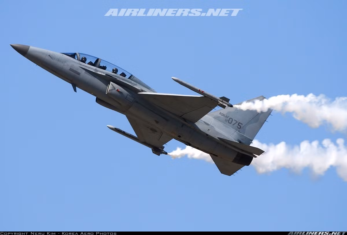 FA-50 là phiên bản máy bay chiến đấu hai chỗ ngồi được phát triển trên cơ sở dòng máy bay huấn luyện chiến đấu đa năng T-50 "Đại bàng vàng" do Tập đoàn Công nghiệp hàng không không gian Hàn Quốc (KAI) phát triển dựa theo việc cải tiến thiết kế F-16 của Mỹ. Đơn giá một chiếc FA-50 rơi vào khoảng 30 triệu USD chưa bao gồm vũ khí. Nguồn ảnh: Airliners.net