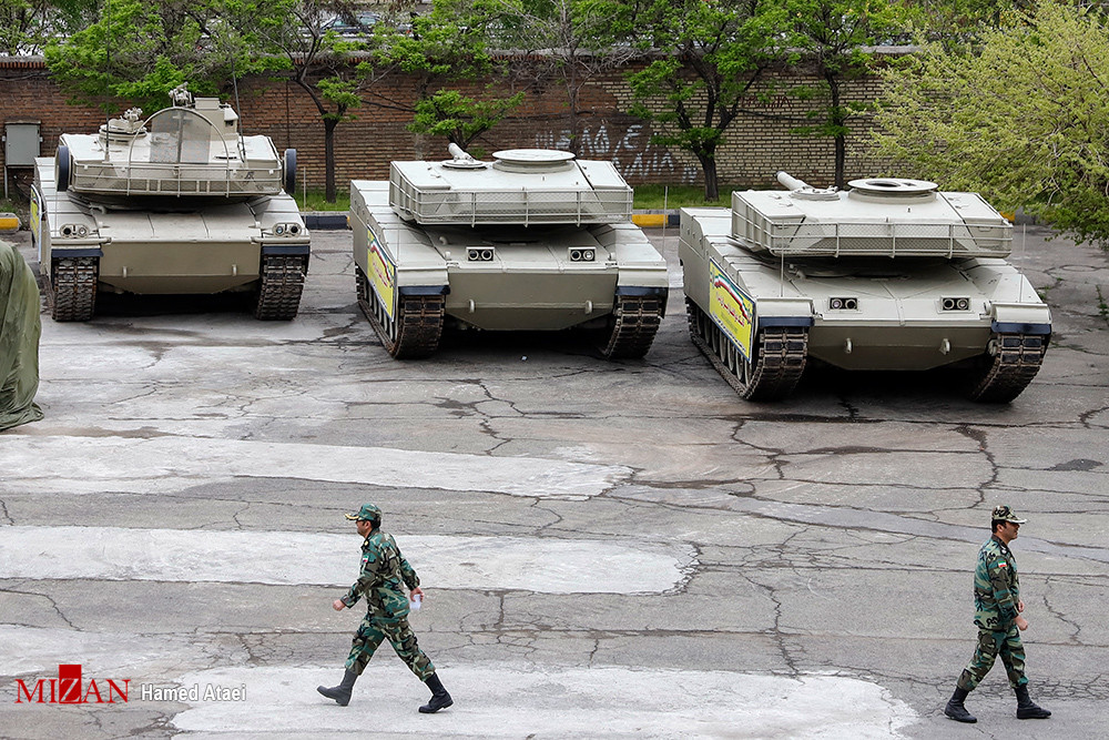 Ba phiên bản của dòng xe tăng chủ lực Zulfiqar do Iran tự phát triển kết hợp pha trộn cải tiến đặc điểm từ dòng tăng M48, M60, T-72 dù rằng hình dạng của xe tăng lại giống với M1 Abrams. Nguồn ảnh: MIZAN