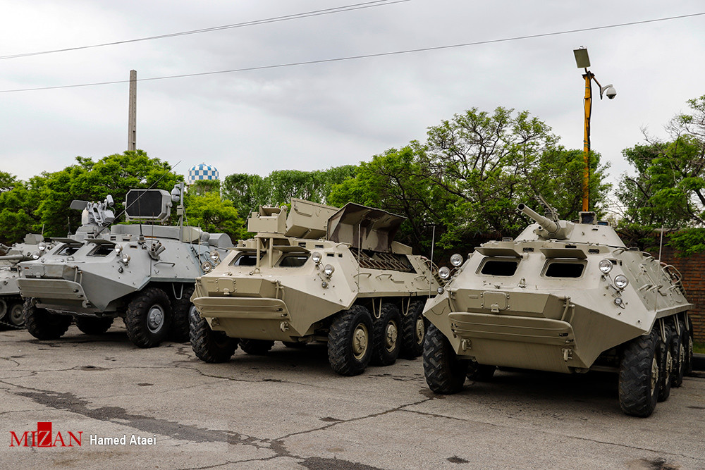 Một loạt phiên bản xe thiết giáp BTR-60 (Liên Xô) được Iran cải tiến, từ phải qua trái: BTR-60 lắp tháp pháo BMP-1 với pháo chính 73mm; BTR-60 thiết kế hệ thống rải mìn và chiếc còn lại dường như là dùng để trinh sát. Nguồn ảnh: MIZAN