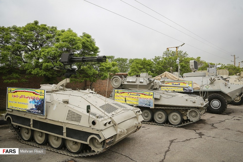 Trong ảnh, ở bên trái là xe thiết giáp tấn công nhanh Sayyad lắp súng máy 12,7mm 6 nòng, tiếp đến là xe tăng hạng nhẹ Scorpion. Nguồn ảnh: Fars