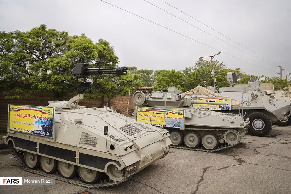 Trong ảnh, ở bên trái là xe thiết giáp tấn công nhanh Sayyad lắp súng máy 12,7mm 6 nòng, tiếp đến là xe tăng hạng nhẹ Scorpion. Nguồn ảnh: Fars