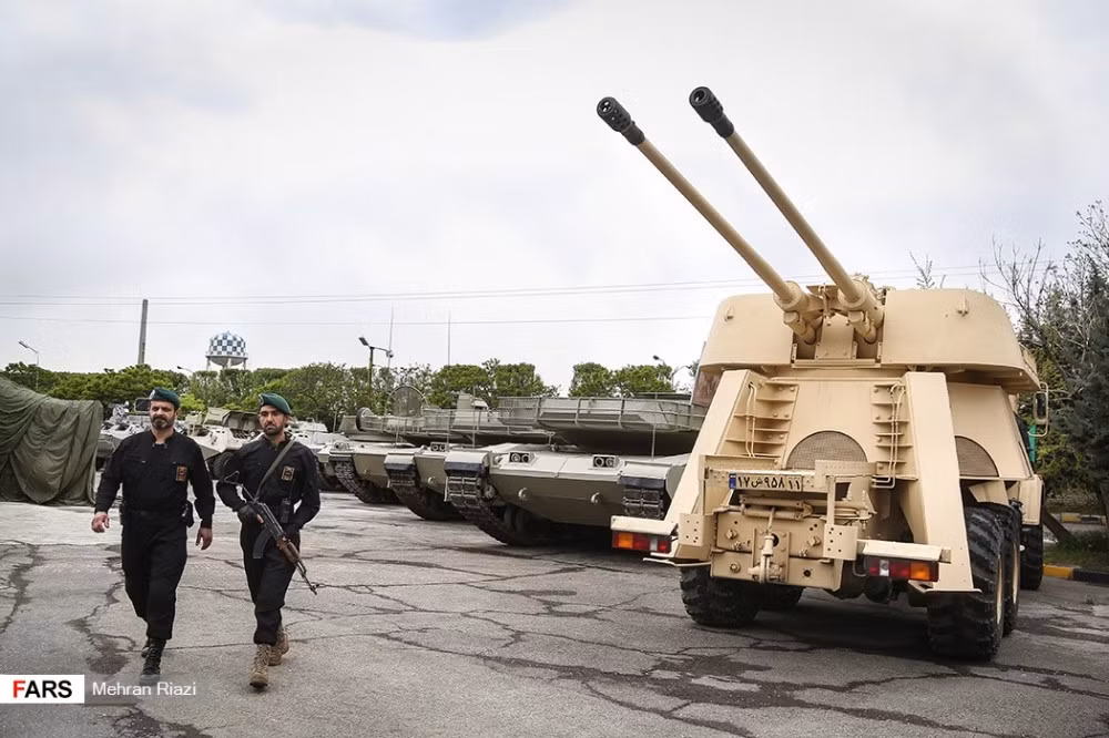 Một khẩu pháo phòng không tự hành bánh lốp của Iran, đáng chú ý phần tháp pháo có vẻ như được lấy lại từ hệ thống phòng không ZSU-57-2 của Liên Xô (cũ). Nguồn ảnh: Fars