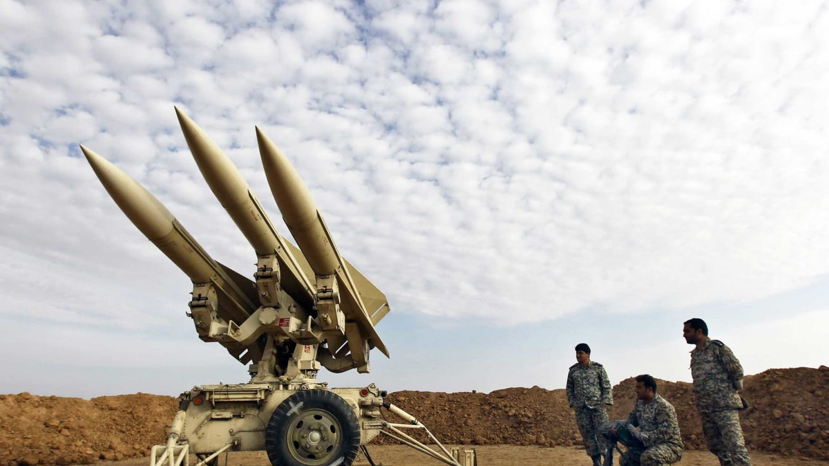 200 bệ phóng tên lửa tầm trung MIM-23 HAWK nhập khẩu từ Mỹ trước cuộc Cách mạng Hồi giáo 1979. Loại này có tầm bắn 24-30km, độ cao tác xạ từ 14-16km. Nguồn ảnh: The Daily Best