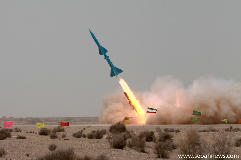 Bên cạnh dàn tên lửa nhập khẩu, Iran còn có trong tay cả nghìn bệ phóng tên lửa nội địa. Cụ thể gồm 400 bệ phóng tên lửa tầm xa cố định Sayyad-1 được chế tạo theo mẫu tên lửa HQ-2 hay SA-2 của Liên Xô. Loại này có tầm bắn 80-100km, độ cao tác xạ 27km. Nguồn ảnh: sepahnews