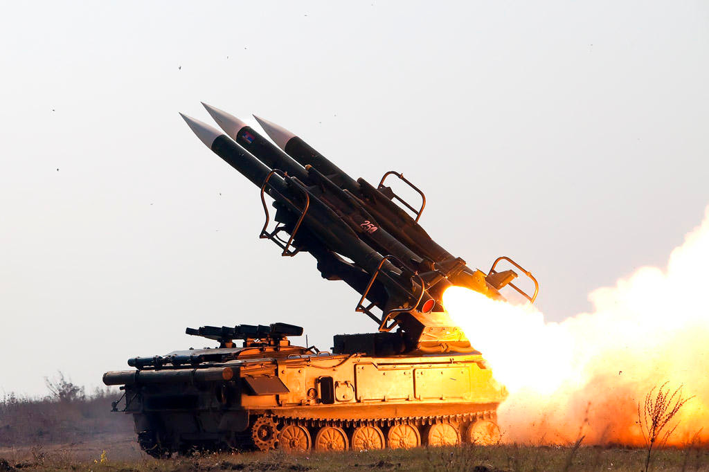 Theo các đánh giá mang tính tương đối (rất khó để nói chính xác ngoại trừ chính Iran tiết lộ), lực lượng phòng không Iran hiện có khoảng 2.000 bệ phóng tên lửa đất đối không do nước này sản xuất và một phần nhập khẩu. Cụ thể, Iran hiện có 50 bệ phóng tên lửa 2K12 Kub (SA-6) mua của Nga năm 1995, nó có tầm bắn 30km, độ cao tác xạ 16km. Nguồn ảnh: Youtube