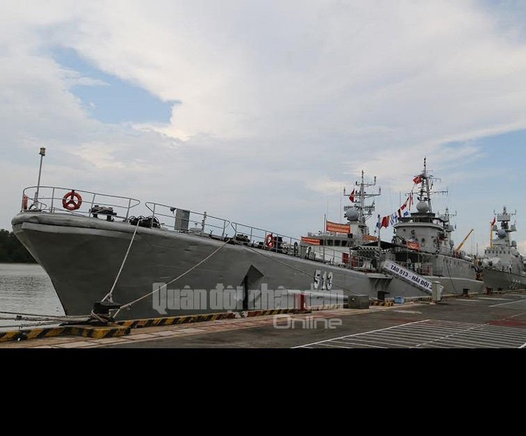 Tàu 511 nguyên là tàu đổ bộ nhỏ do Liên Xô cung cấp cho Việt Nam từ năm 1979. Trước đó con tàu đã trải qua khoảng 10 năm hoạt động trong Hải quân Liên Xô. Năm 1979, con tàu vượt gần 5.000 hải lý từ Liên Xô về Việt Nam, vào biên chế lữ đoàn vận tải 125 với số hiệu “511”. Như vậy, tới hôm nay, tàu đổ bộ 511 đã 50 năm tuổi. Ảnh: QĐND