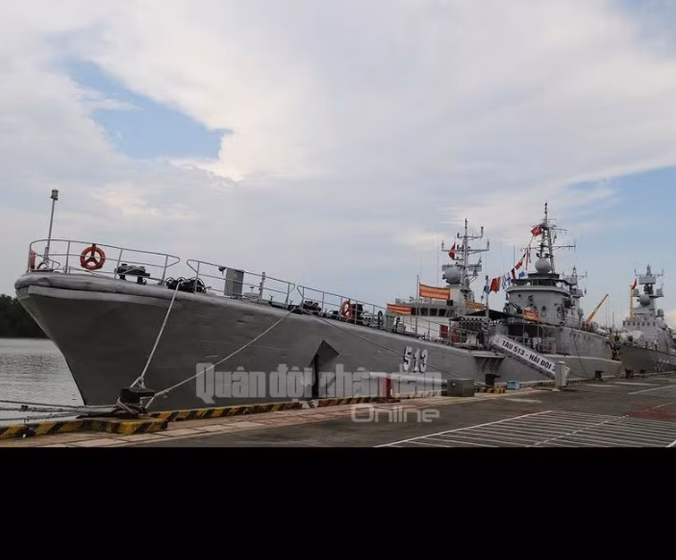 Tàu 511 nguyên là tàu đổ bộ nhỏ do Liên Xô cung cấp cho Việt Nam từ năm 1979. Trước đó con tàu đã trải qua khoảng 10 năm hoạt động trong Hải quân Liên Xô. Năm 1979, con tàu vượt gần 5.000 hải lý từ Liên Xô về Việt Nam, vào biên chế lữ đoàn vận tải 125 với số hiệu “511”. Như vậy, tới hôm nay, tàu đổ bộ 511 đã 50 năm tuổi. Ảnh: QĐND