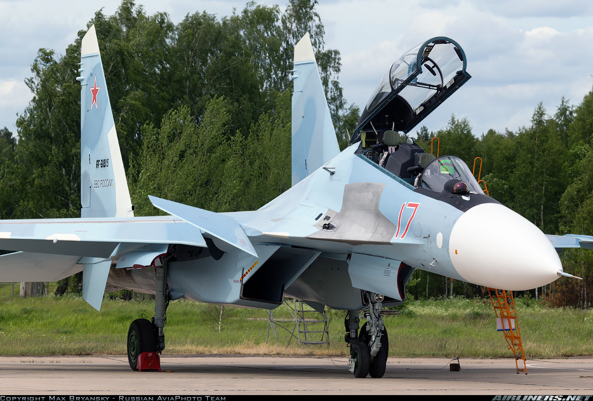 Nguồn tin cho hay, sở dĩ kế hoạch kéo dài tới 2 năm qua 2 giai đoạn vì phi hành đoàn phải trải qua chương trình chuyển loại hoàn toàn mới từ MiG-29 sang Su-30SM. Khi các máy bay bắt đầu tới căn cứ, một phần phi hành đoàn sẽ được cử tới trung tâm hàng không Lipetsk, một số người tiếp tục phục vụ căn cứ Erebuni. Nguồn ảnh: Airliners.net