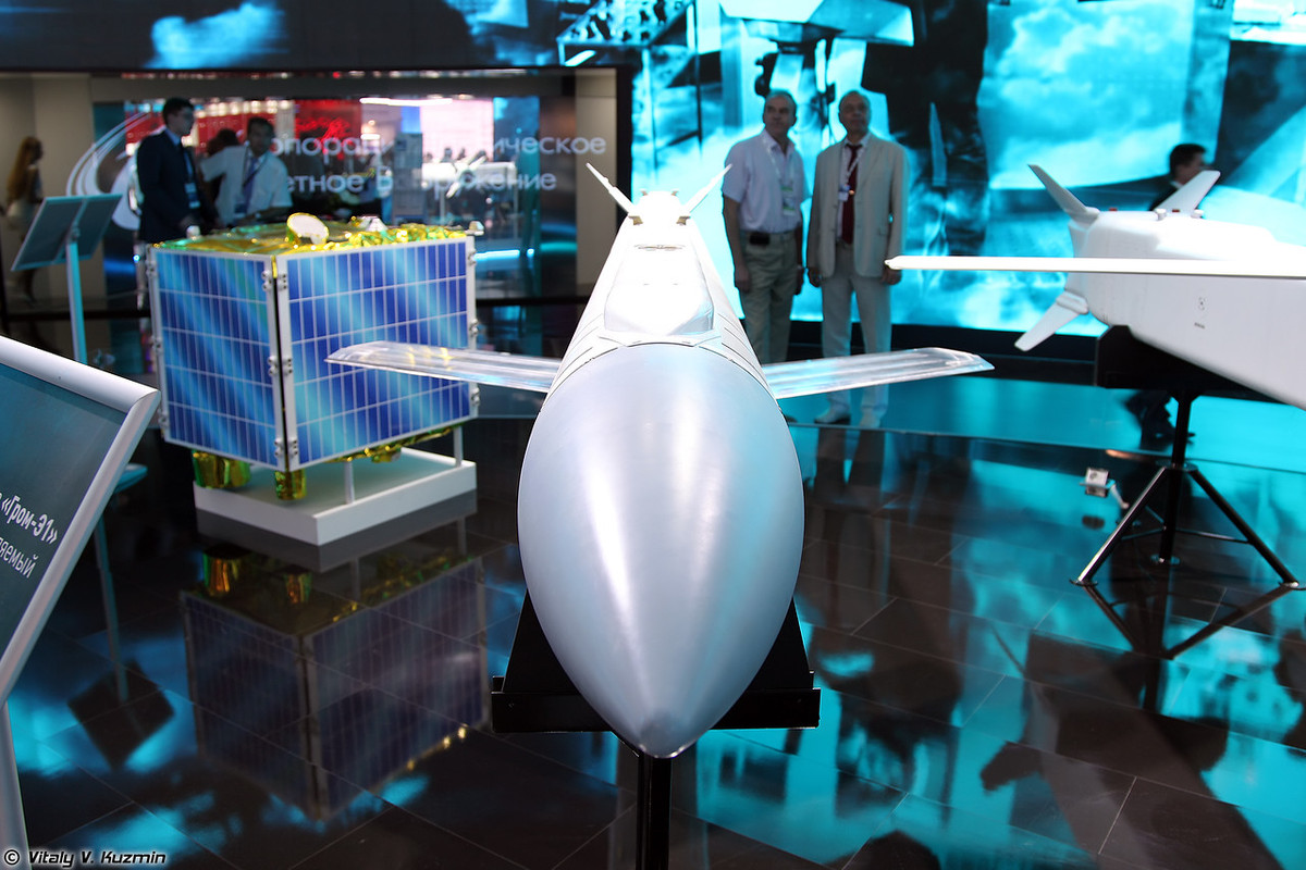 Về phần "bom bay" Grom E2, nó có trọng lượng 598kg, hình dạng tương đương Grom E1 nhưng không có động cơ rocket. Nhờ đó, Grom E2 mang được đầu đạn lớn hơn với trọng lượng 480kg tăng đáng kể sức sát thương. Nguồn ảnh: Vitaly-Kuzmin