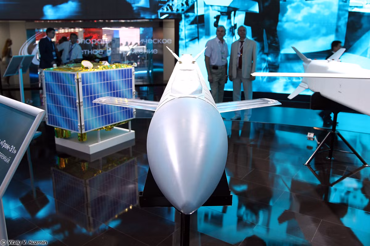 Về phần "bom bay" Grom E2, nó có trọng lượng 598kg, hình dạng tương đương Grom E1 nhưng không có động cơ rocket. Nhờ đó, Grom E2 mang được đầu đạn lớn hơn với trọng lượng 480kg tăng đáng kể sức sát thương. Nguồn ảnh: Vitaly-Kuzmin