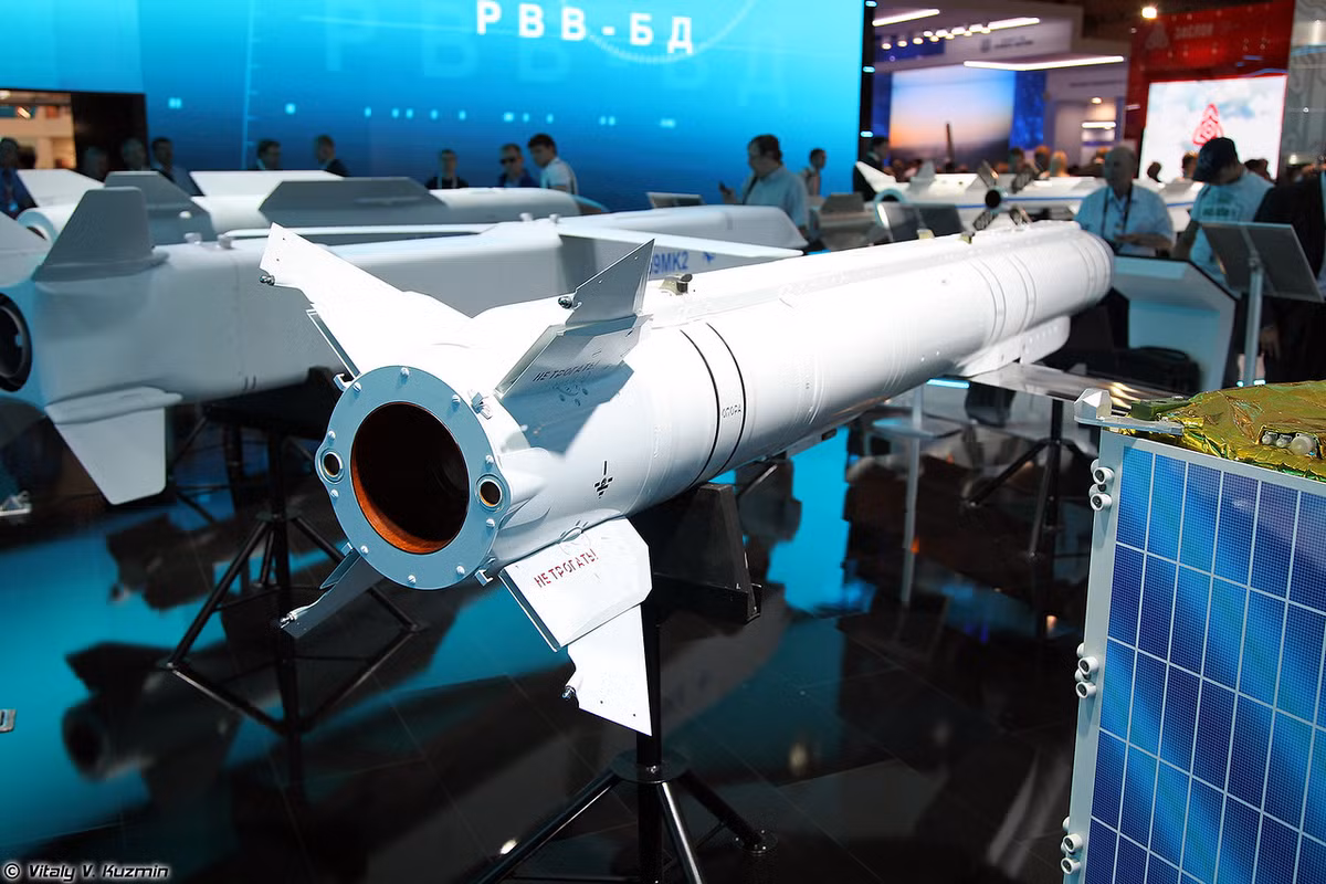 Tuy vậy, hiện chưa có thông tin về tầm bay của Grom E2, chỉ biết rằng dù không có động cơ, nhưng bom liệng nhờ vận tốc ban đầu và trọng lực, có khả năng tấn công mục tiêu ở khoảng cách đến hàng trăm km với độ chính xác cao.Nguồn ảnh: Vitaly-Kuzmin