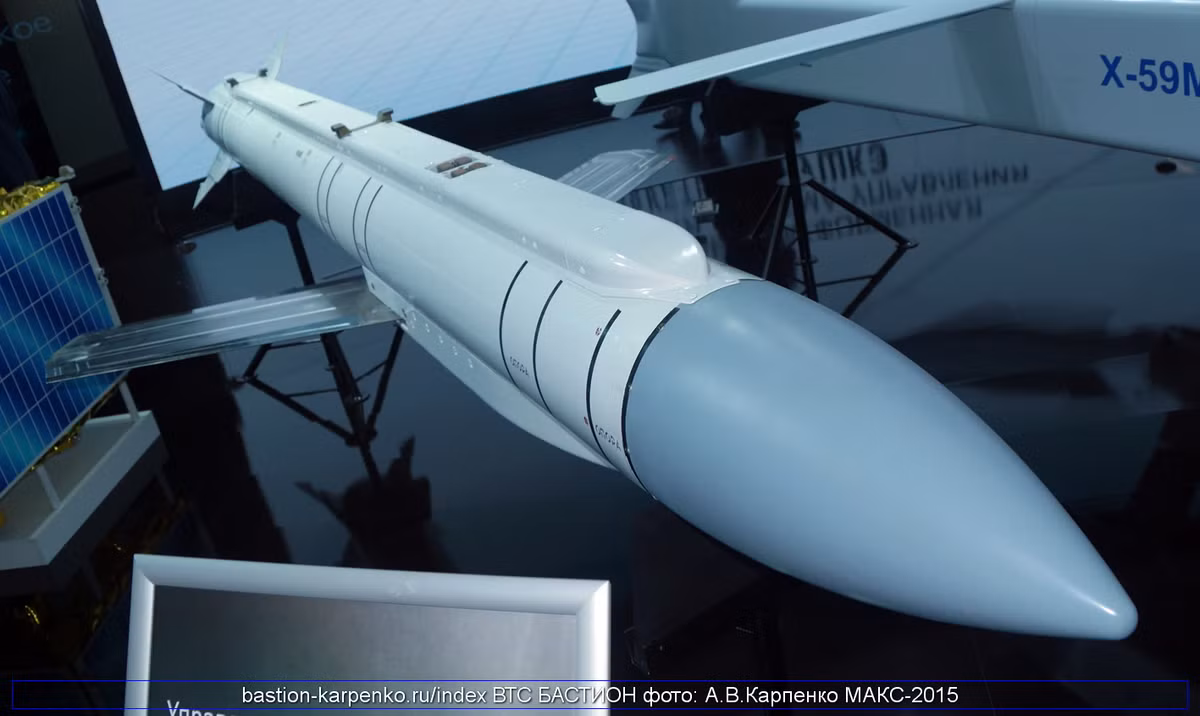 Máy bay chiến đấu bay ở độ cao từ 500-12.000m với tốc độ 140-445m/s có thể bắn Grom E1 ở khoảng cách 10-120km, góc ngắm mục tiêu trong khoảng từ -180 độ đến +180 độ. Nguồn ảnh: bastion-kapenko