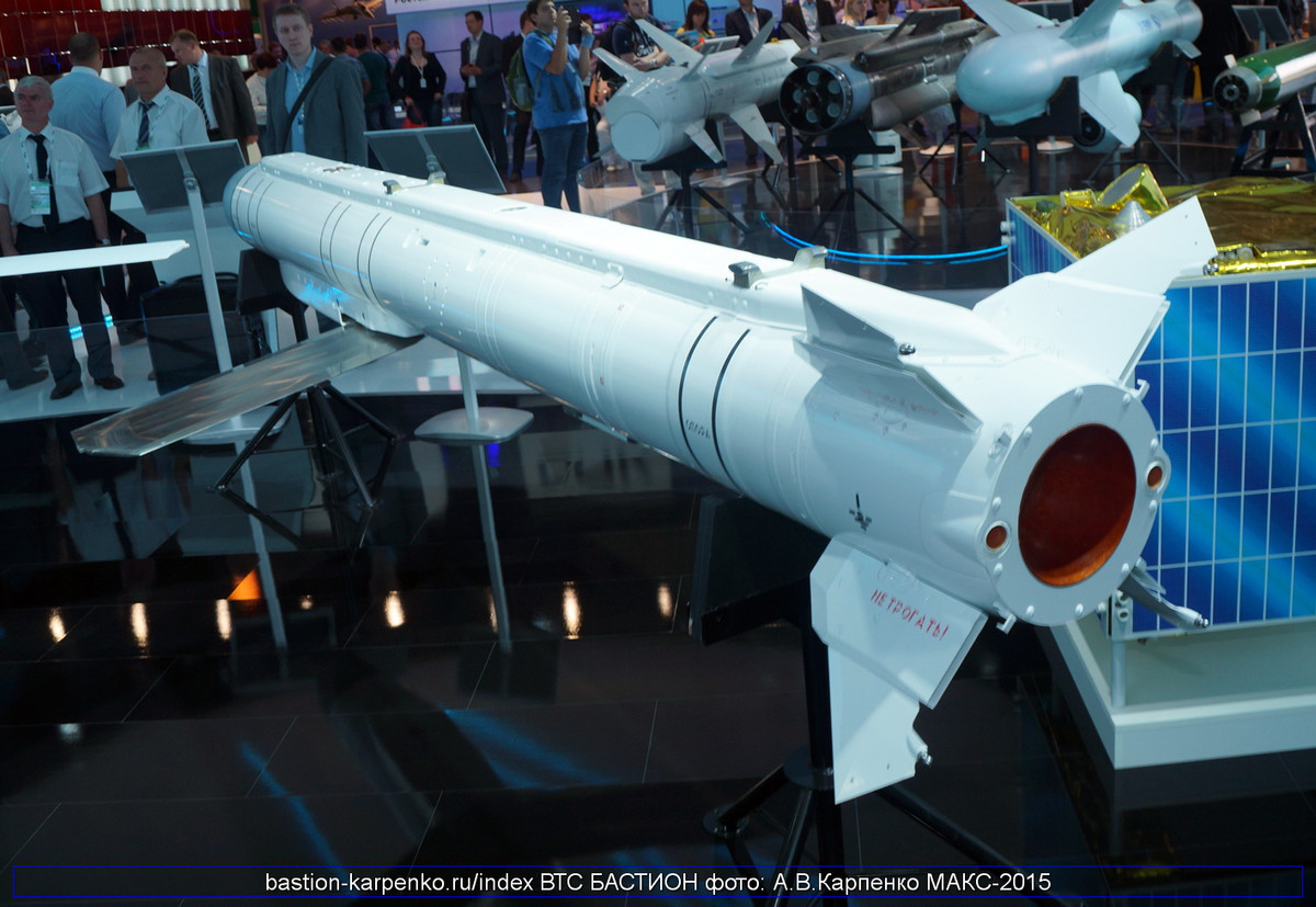 Tốc độ trung bình của Grom E1 trong điều kiện phóng ban đầu (độ cao 12.000m, tầm bay 120km) là 300m/s với lực chịu tải 4G. Vũ khí tích hợp hệ thống dẫn đường kết hợp hệ thống định vị quán tính và định vị toàn cầu GPS hoặc GLONASS. Nguồn ảnh: bastion-kapenko