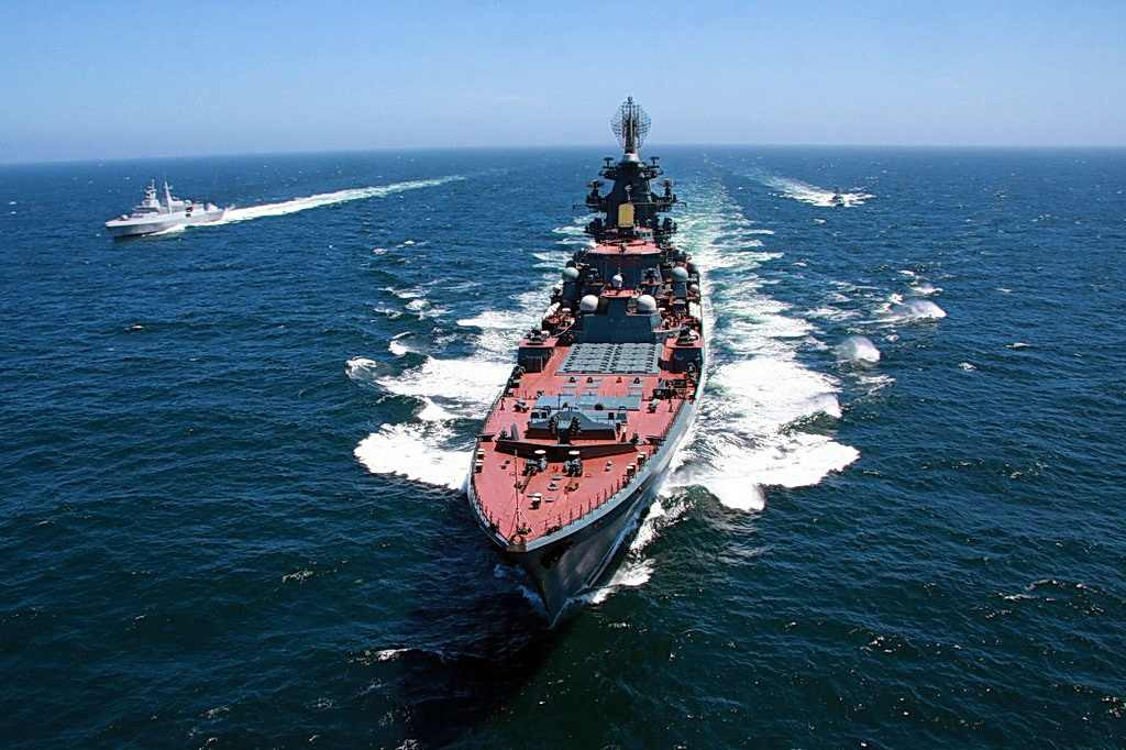 Kirov có thể đạt tốc độ tối đa 32 hải lý/h, tầm hoạt động lý thuyết là không giới hạn nhưng vẫn có giới hạn vì vấn đề lương thực, nhu yếu phẩm thiết yếu cho cuộc sống trên tàu tuần dương. Nguồn ảnh: Wikipedia