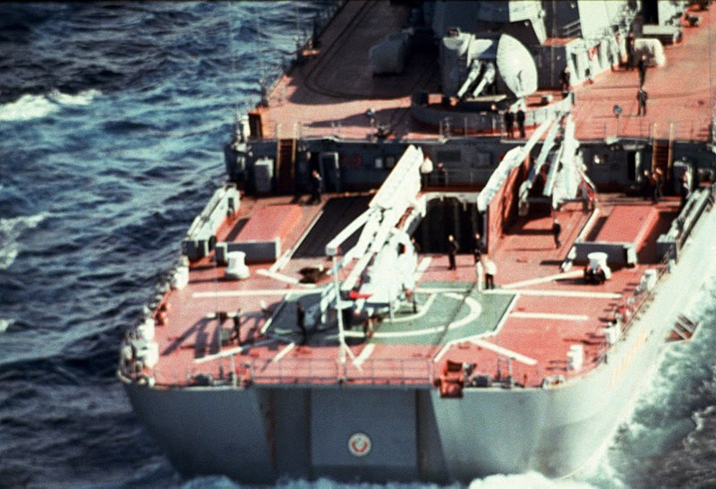 Boong đuôi tàu còn trang bị sân đỗ trực thăng và nhà chứa đáp ứng yêu cầu hoạt động của 3 chiếc trực thăng săn ngầm Kamov Ka-27/28. Nhắc đến vũ khí săn ngầm, Kirov có thể coi là “cơn ác mộng” với bất kỳ hạm đội tàu ngầm nào trên thế giới. Trên tàu Kirov trang bị: 1 bệ rocket săn ngầm RBU-1000 cỡ 305mm, 2 bệ RBU-12000 cỡ 254mm, 10 ống phóng ngư lôi cỡ 533mm (bắn ngư lôi Type 53 hoặc tên lửa chống ngầm RPK-2). Nguồn ảnh: Wikipedia