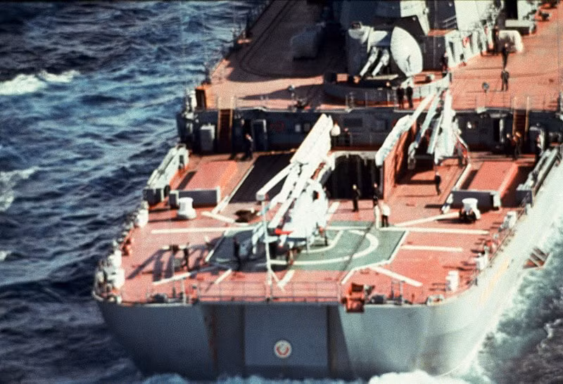 Boong đuôi tàu còn trang bị sân đỗ trực thăng và nhà chứa đáp ứng yêu cầu hoạt động của 3 chiếc trực thăng săn ngầm Kamov Ka-27/28. Nhắc đến vũ khí săn ngầm, Kirov có thể coi là “cơn ác mộng” với bất kỳ hạm đội tàu ngầm nào trên thế giới. Trên tàu Kirov trang bị: 1 bệ rocket săn ngầm RBU-1000 cỡ 305mm, 2 bệ RBU-12000 cỡ 254mm, 10 ống phóng ngư lôi cỡ 533mm (bắn ngư lôi Type 53 hoặc tên lửa chống ngầm RPK-2). Nguồn ảnh: Wikipedia