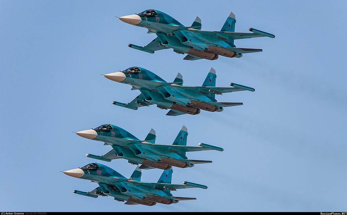 Theo hãng thông tấn Interfax, hôm 8/8, Công ty Sukhoi đã ký hợp đồng với Quân đội Nga tiến hành nâng cấp máy bay tiêm kích - bom tiền tuyến Sukhoi Su-34. Trước mắt, việc hiện đại hóa sẽ được thực hiện trên một chiếc Su-34 mang số hiệu "34 đỏ". Nguồn ảnh: RussianPlanes