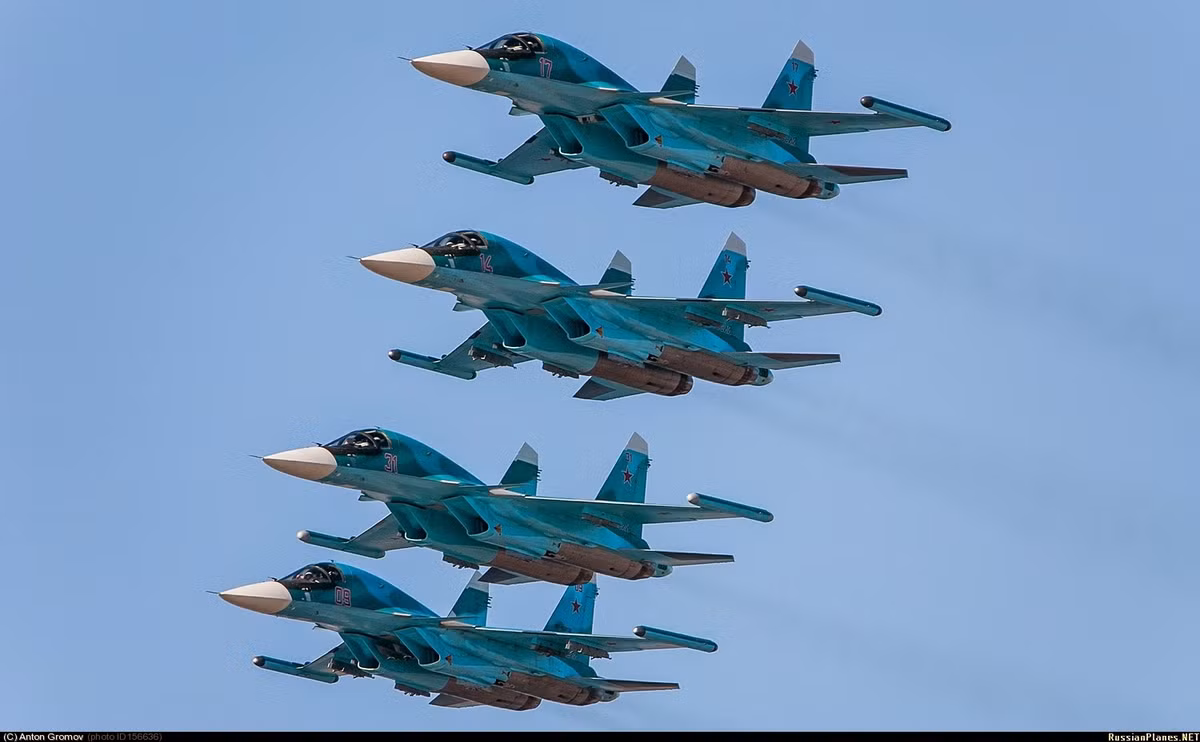 Theo hãng thông tấn Interfax, hôm 8/8, Công ty Sukhoi đã ký hợp đồng với Quân đội Nga tiến hành nâng cấp máy bay tiêm kích - bom tiền tuyến Sukhoi Su-34. Trước mắt, việc hiện đại hóa sẽ được thực hiện trên một chiếc Su-34 mang số hiệu "34 đỏ". Nguồn ảnh: RussianPlanes