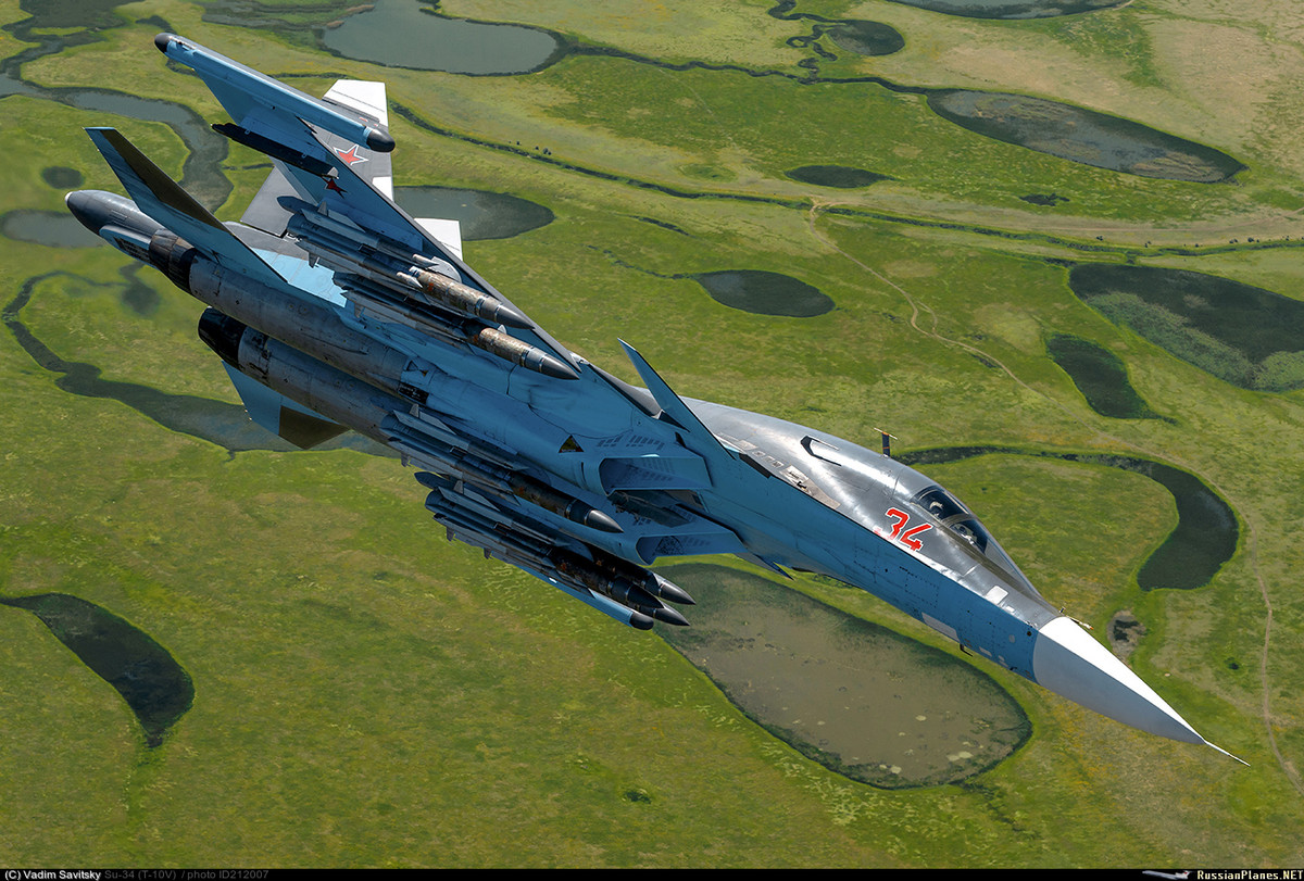 Một số loại tên lửa điển hình mà Su-34 có thể mang gồm: tên lửa chống tàu Kh-31A/AD (tầm bắn 70-103km) hoặc Kh-35U (tầm bắn 7-260km); tên lửa chống radar Kh-31P/PD (tầm bắn 110km) hoặc Kh-58 (tầm bắn 250km); tên lửa không đối đất Kh-29 (10km), Kh-38 (40km), Kh-59M/MK (200-500km)... Nguồn ảnh: RussianPlanes