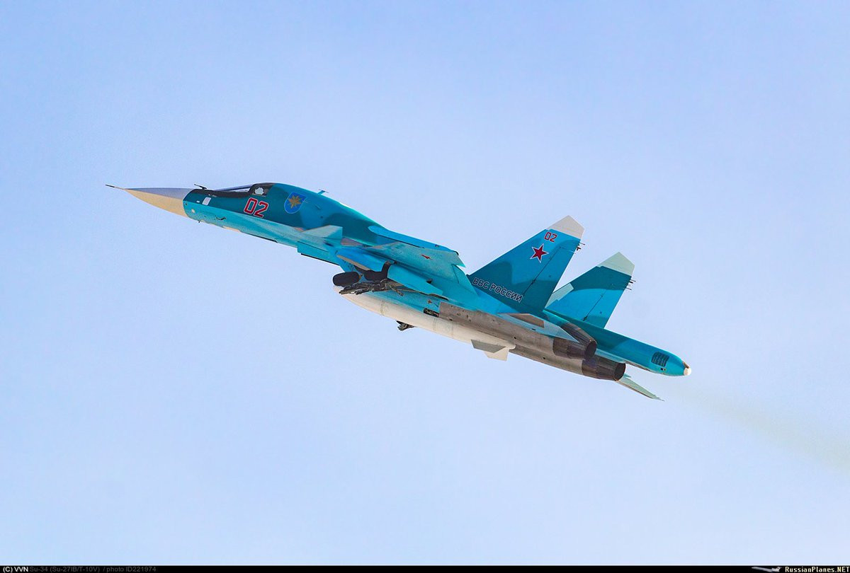 Máy bay Su-34 có kích thước tương đối lớn, dài 23,34m, sải cánh 14,7m, cao 6,09m, trọng lượng rỗng 22,5 tấn, trọng lượng cất cánh tối đa 45,1 tấn (lượng nhiên liệu có ích 12,1 tấn). Máy bay trang bị cặp động cơ turbofan AL-31FM1 cho tốc độ tối đa Mach 1,8 (2.000km/h) dù dùng chung động cơ Su-27SM, bán kính chiến đấu 1.100km với tải trọng vũ khí tối đa, tầm bay cực đại 4.000km. Nguồn ảnh: RussianPlanes