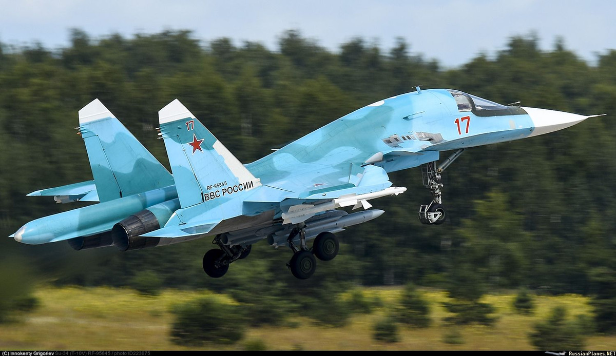 Với việc sử dụng khung thân cơ sở dùng Su-27, nên tải trọng Su-34 cũng tương đương với 8 tấn vũ khí cùng 12 điểm treo. Ngoài ra, nó cũng được trang bị một khẩu pháo GSh-30-1 như dòng Su-27/30. Nguồn ảnh: RussianPlanes