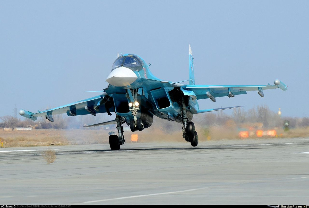 Khác với thế hệ Su-24 thiếu vắng radar mạnh mẽ, Su-34 trang bị hệ thống radar đan năng Leninet V-004 có tầm trinh sát 200-250km mục tiêu mặt đất cỡ lớn, có thể phát hiện - theo dõi 10 mục tiêu và tấn công đồng thời 4 mục tiêu trong số đó. Loại radar này có khả năng phát hiện tiêm kích cự ly 120km. Nguồn ảnh: RussianPlanes